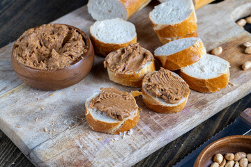 peanut paste with pieces of peanuts and white baguette