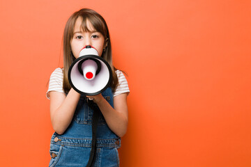 Obraz premium Pretty little girl giving an announcement