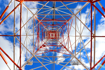 Fototapeta premium 高圧電線 青空と赤と白の鉄塔 High-voltage power lines Blue sky and red and white towers