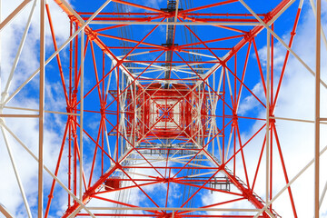 高圧電線　青空と赤と白の鉄塔
High-voltage power lines Blue sky and red and white towers