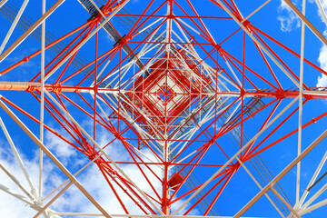 高圧電線　青空と赤と白の鉄塔
High-voltage power lines Blue sky and red and white towers