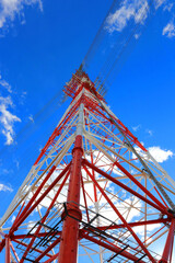 高圧電線　青空と赤と白の鉄塔
High-voltage power lines Blue sky and red and white towers