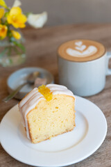 パウンドケーキとカフェラテ
