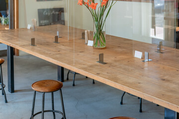 飲食店（レストラン、カフェ）のテーブル席　アクリル版　感染防止対策