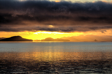 Obraz premium Beautiful sunset over the Prince William Sound, in Cordova, Alaska