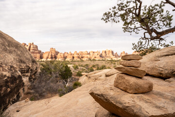 Obraz premium Cairn Looks Out Over Chesler Park In The Needles