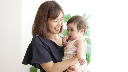 リビングでくつろぐ赤ちゃんとお母さん