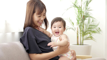 リビングでくつろぐ赤ちゃんとお母さん