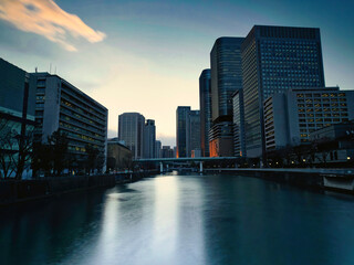 大阪中之島ビル群の夕景
