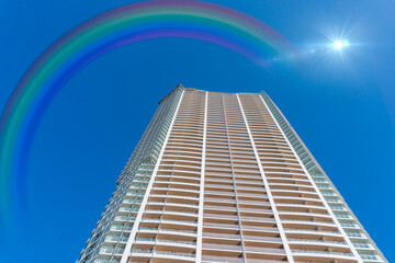 Fototapeta premium 高層ビルと雨上がりの虹がかかった青空