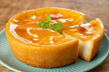 カットしたチーズケーキと紅茶