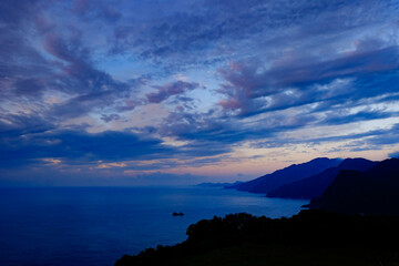 Fototapeta premium 夜明け前の美しい空と海の風景