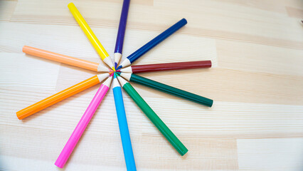 机の上に置かれた色鉛筆_22