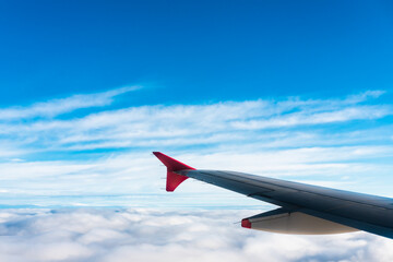 Foto del cielo y las nubes que generan paz, Nubes y cielo desde un avión, foto de las nubes y el cielo desde la ventana de un avion. 