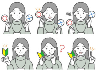 〇✕マークや初心者マークを持つ私服の中年女性社員