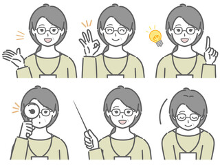 解説する私服の中年女性社員