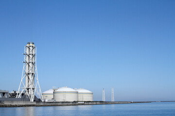 青空に建つLNG（火力発電所）