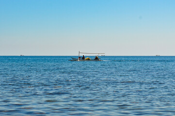 Obraz premium Fishermen Use Simple Boats Looking For Fish On The Sea