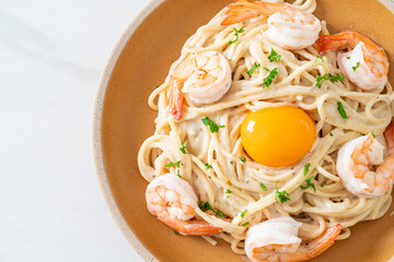 spaghetti white cream sauce with shrimps and egg yolk