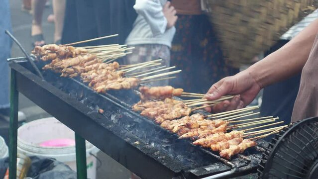 Tangerang, Pasar Lama Kota Tangerang, Chicken satay seller is fanning the grilled satay