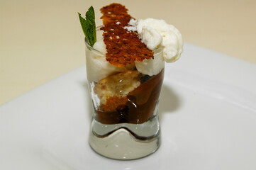Cremoso de coco con sorbete de piña colada