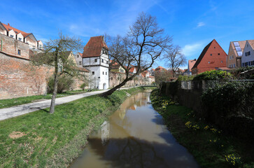 Spaziergang in Donauw&ouml;rth an der Donau in Schwaben, Bayern, mit Blick auf das F&auml;rber T&ouml;rl und die Stadmauer an der kleinen W&ouml;rnitz nahe Heimatmuseum und Rieder Tor an der Ried Insel.