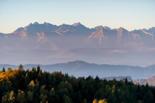 Poranny widok na Tatry z Koziarza.