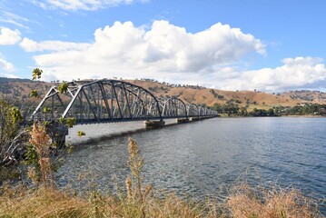 Obraz premium The Bethanga or BellBridge Bridge is a steel truss road bridge that carries the Riverina Highway across Lake Hume, an artificial lake on the Murray River in Australia.