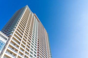 高層マンションを見上げた風景写真_35