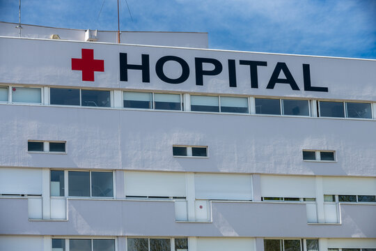 Facade Hopital de la Croix-Rouge avec panneau sens interdit en premier plan