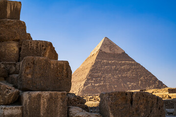Fototapeta na wymiar The great Pyramid of Khafra through a ruin. Photograph taken in Giza, Cairo, Egypt.