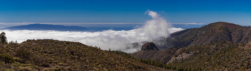 Fototapeta na wymiar Blick über den Wolken nach La Gomera