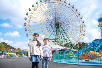 遊園地で遊ぶアジア人の家族