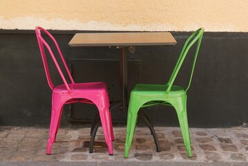 chaises en plastique coloré et petite table en terrasse