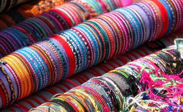 Bracelets tissés multicolores présentés sur un étal de marché. Bracelets de l'amitié ou bracelets brésiliens.