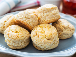 苺ジャムを添えた手作りのスコーン