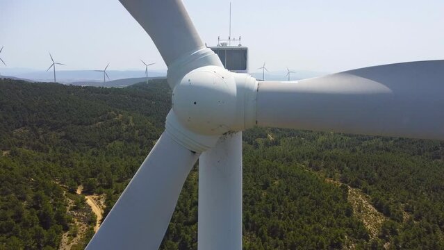 Primer plano de las h&eacute;lices de un aerogenerador y del cono de las h&eacute;lices y la turbina desde el aire en vista panor&aacute;mica - Concepto energ&iacute;as  renovables y limpias
