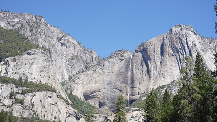 Fototapeta na wymiar El Capitan and Half Dome granite monolith mountain peaks in the Yosemite National Park of California, USA.