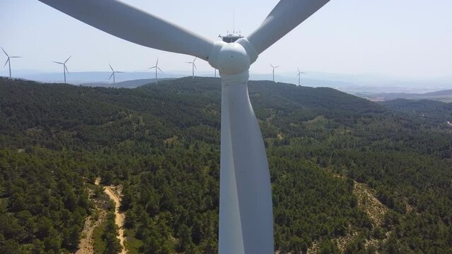 Primer plano de las h&eacute;lices de un aerogenerador y del cono de las h&eacute;lices y la turbina desde el aire en vista panor&aacute;mica - Concepto energ&iacute;as  renovables y limpias