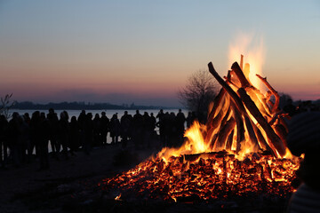 Osterfeuer am Strand von Hamburg-Blankenese im April 2022