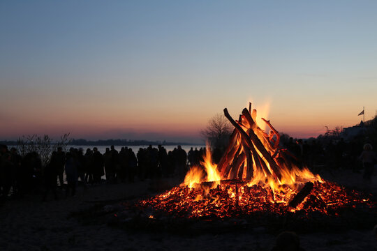 Osterfeuer am Strand von Hamburg-Blankenese im April 2022