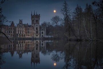 Fototapeta ruiny pałacu w Kopicach, województwo opolskie, Polska w nocy przy pełni księżyca obraz