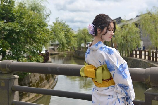 小江戸佐原の町並みを背景に浴衣を着た若い女性の後ろ姿	
