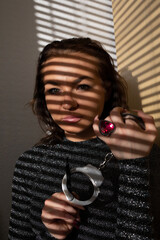 Frau mit Handschellen in Glitzer Rot