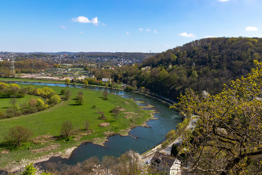 Wanderweg Leinpfad an der Ruhr von der Isenburg aus gesehen in Hattingen / Deutschland