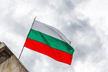 Bulgarische Flagge vor einem bewölkten Himmel