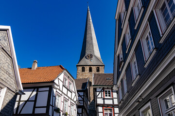 Fototapeta na wymiar Historic framehouse alley and church in germany / Hattingen