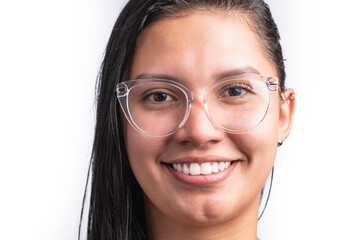 Obraz premium Close-up portrait of a smiling Latina woman with glasses on white background. 