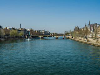 Obraz premium Pont du Carrousel and Louvre palace on river Seine