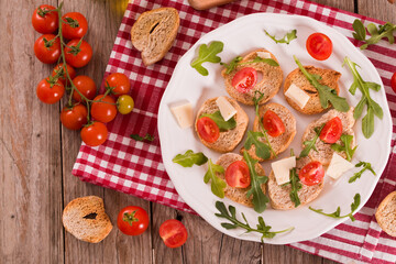 Friselle with cherry tomatoes and arugula.